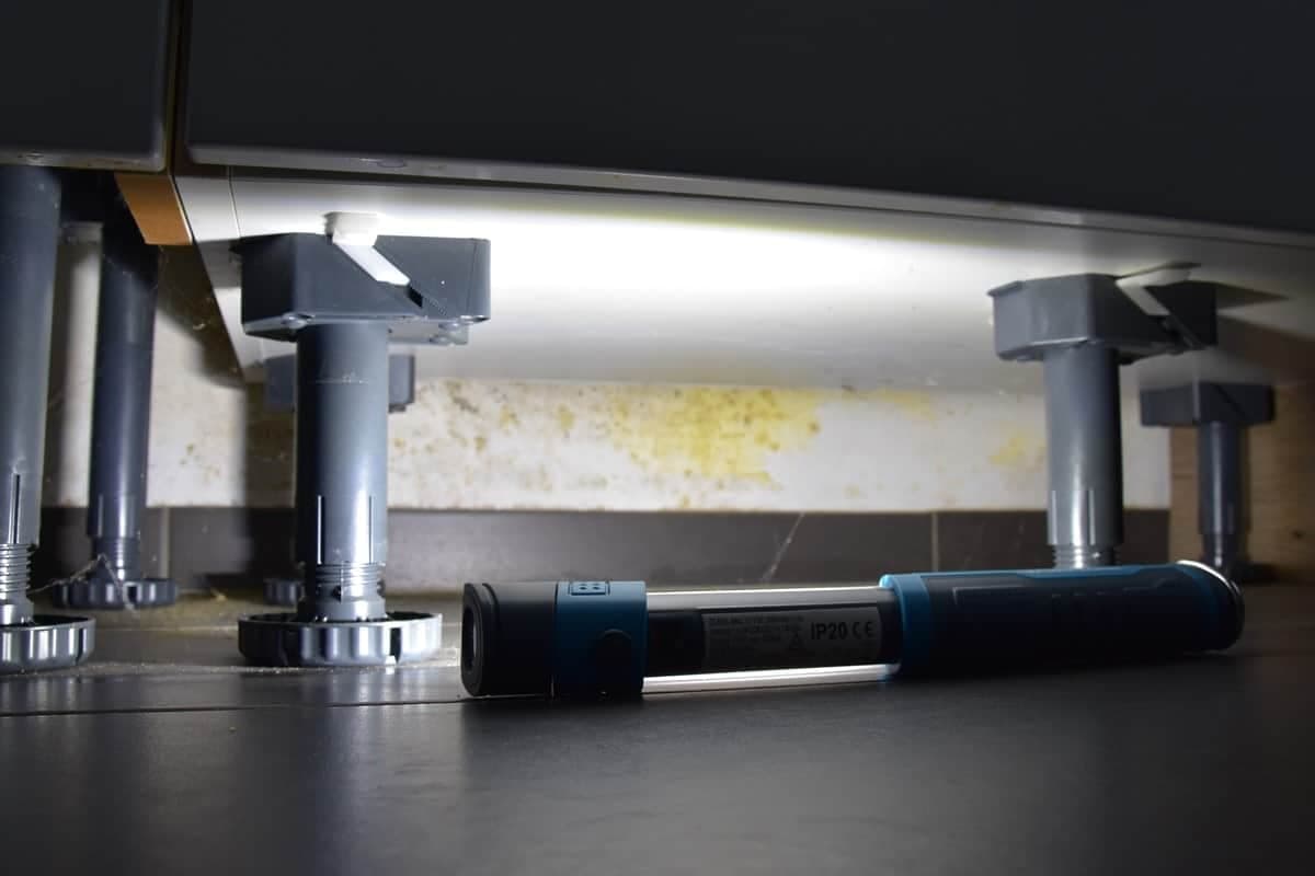 Schimmel hinter dem Küchenschrank