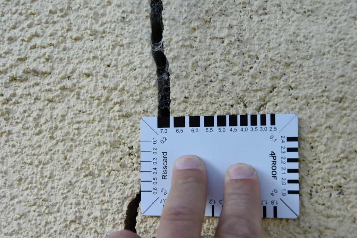 7mm Riss im Mauerwerk Ein Riss im Mauerwerk, 7 mm breit, mit Rissbreitenkarte gemessen