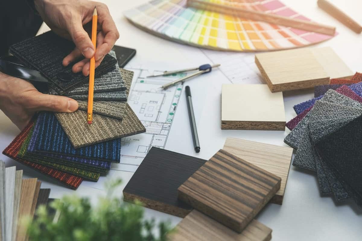 Ein Designer wählt Bodenbeläge aus verschiedenen Mustern aus