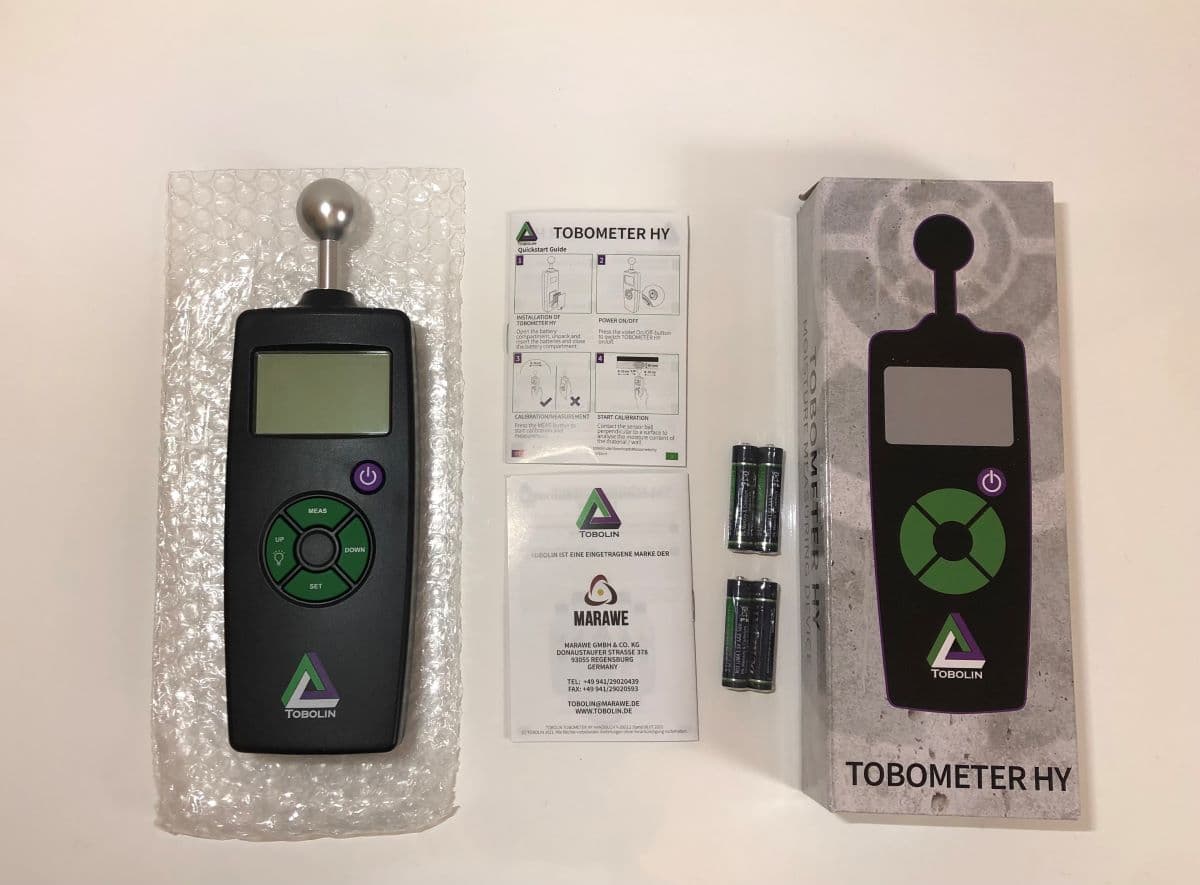 Das TOBOMETER HY Feuchtigkeitsmessgerät mit Verpackung, Anleitung und 4 AAA-Batterien im Test Das TOBOMETER HY Feuchtigkeitsmessgerät mit Verpackung, Anleitung und 4 AAA-Batterien im Test