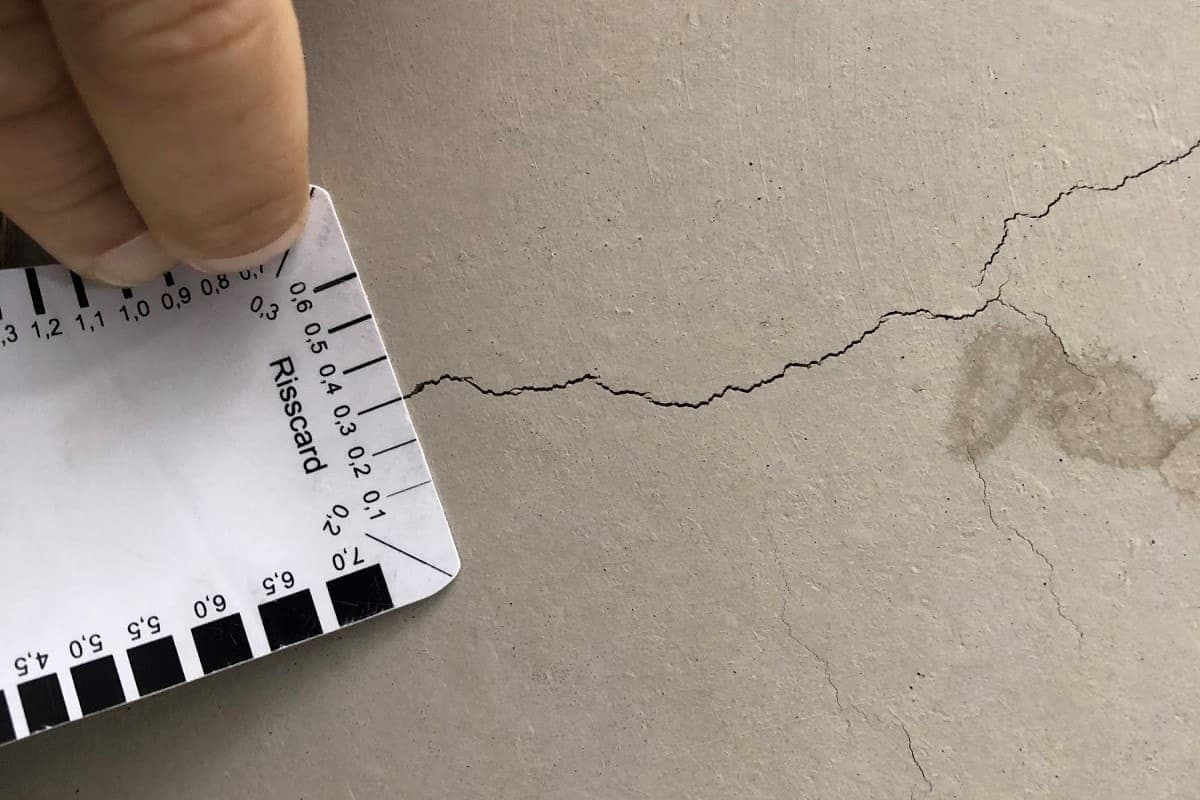 Riss_in_der_Decke Ein 0,3 mm breiter Riss in der Untersicht einer Filigrandecke