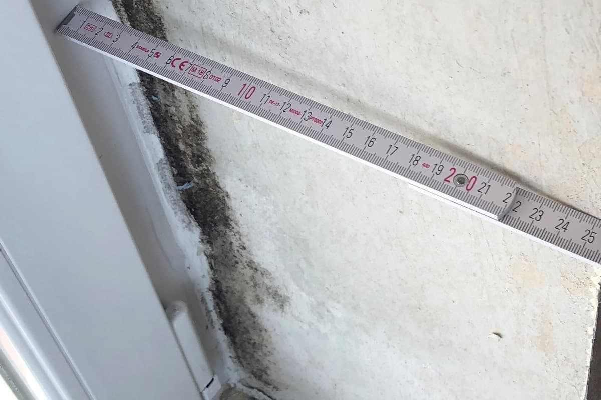 Schimmel am Fenster in der Laibung Schimmel am Fenster, speziell an der Laibung direkt neben dem Fensterrahmen